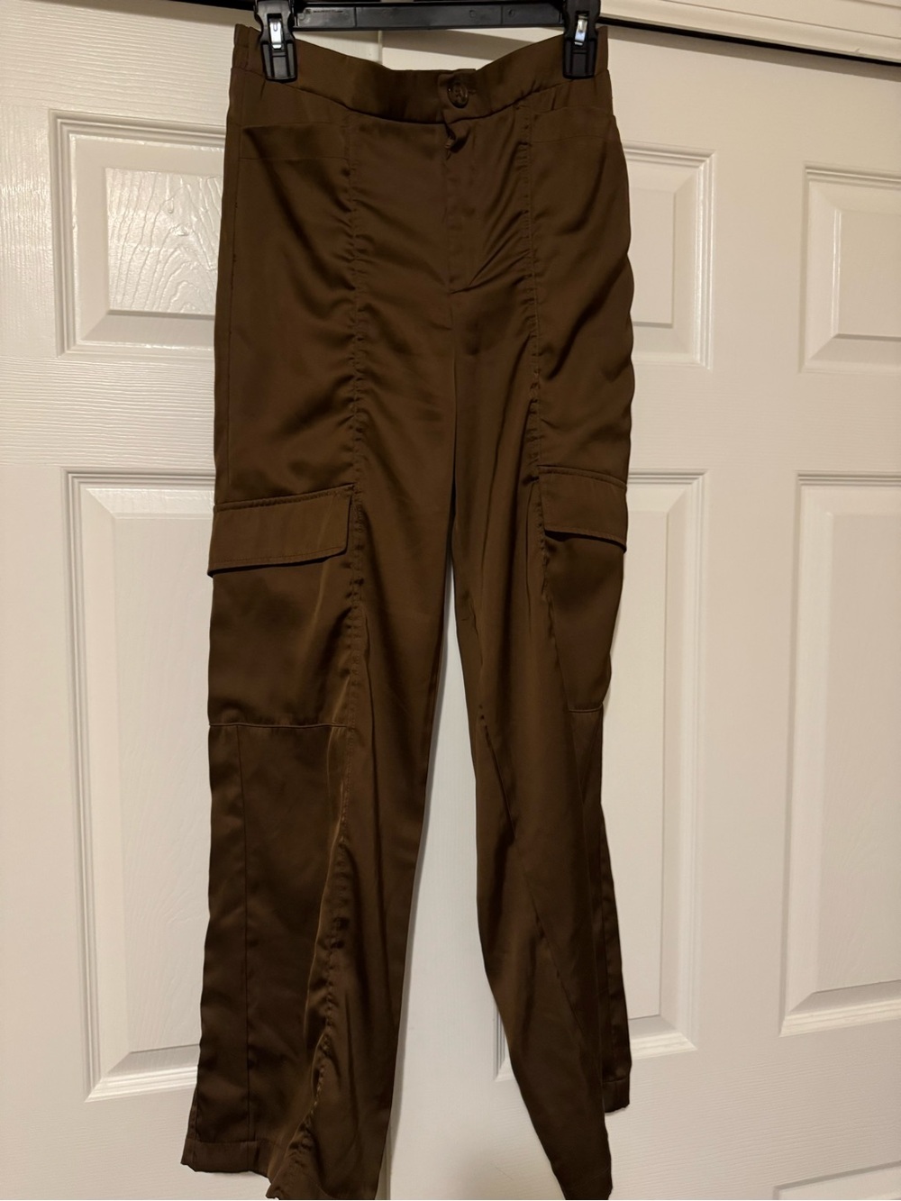 Sofía Vergara High-Rise Cargo Pants in Dark Brown